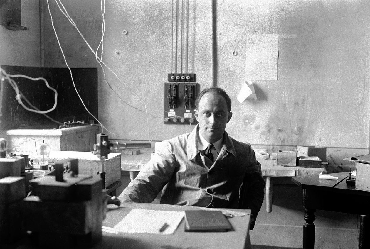 Der italienische Physiker Enrico Fermi (1901-1954, Nobelpreis für Physik 1938) im Labor von Armando Bruni