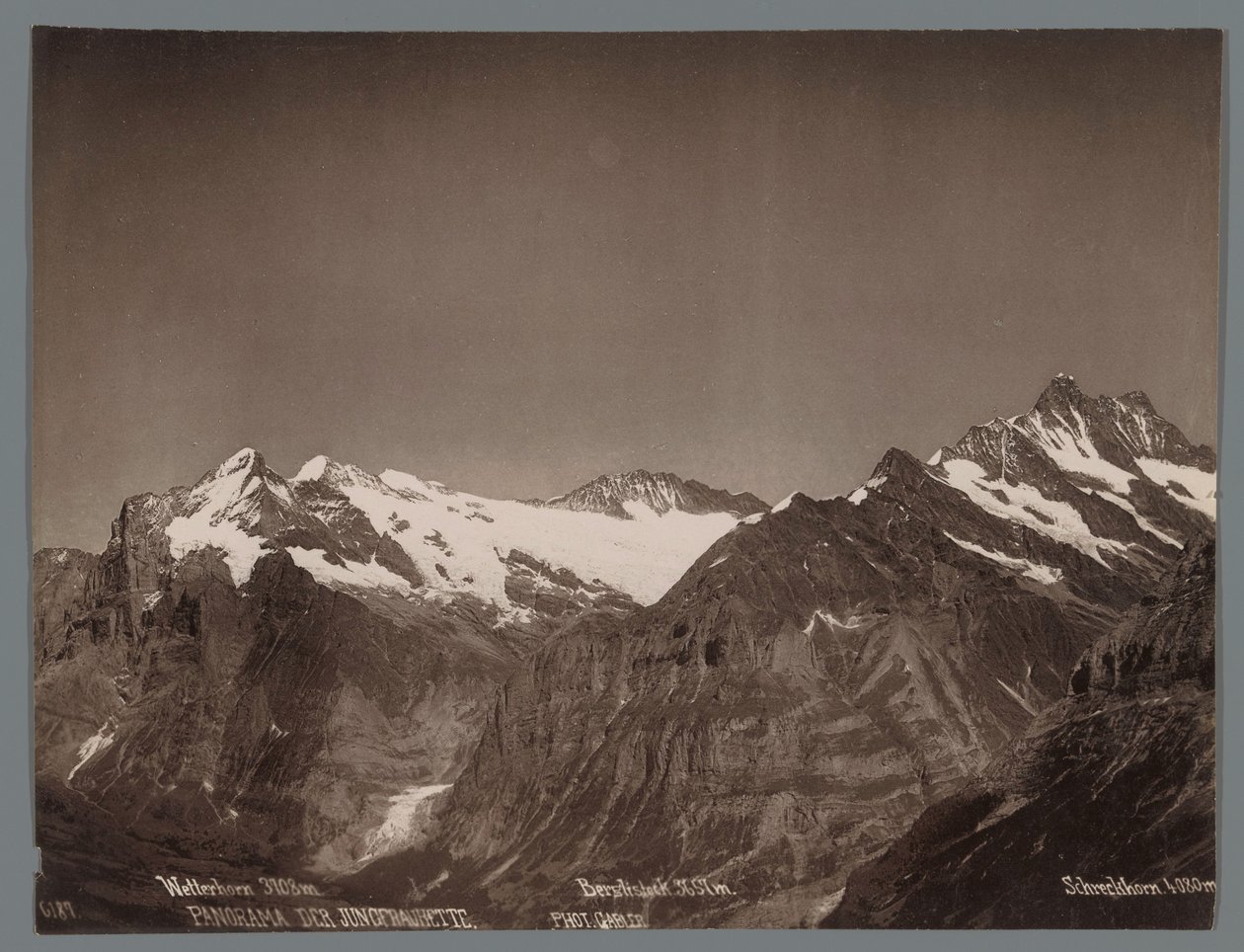 Blick auf die Wetterhorn, die Berglistock und die Schreckhorn in den Berner Alpen (Panorama der Jungfraukette) von Arthur Gabler