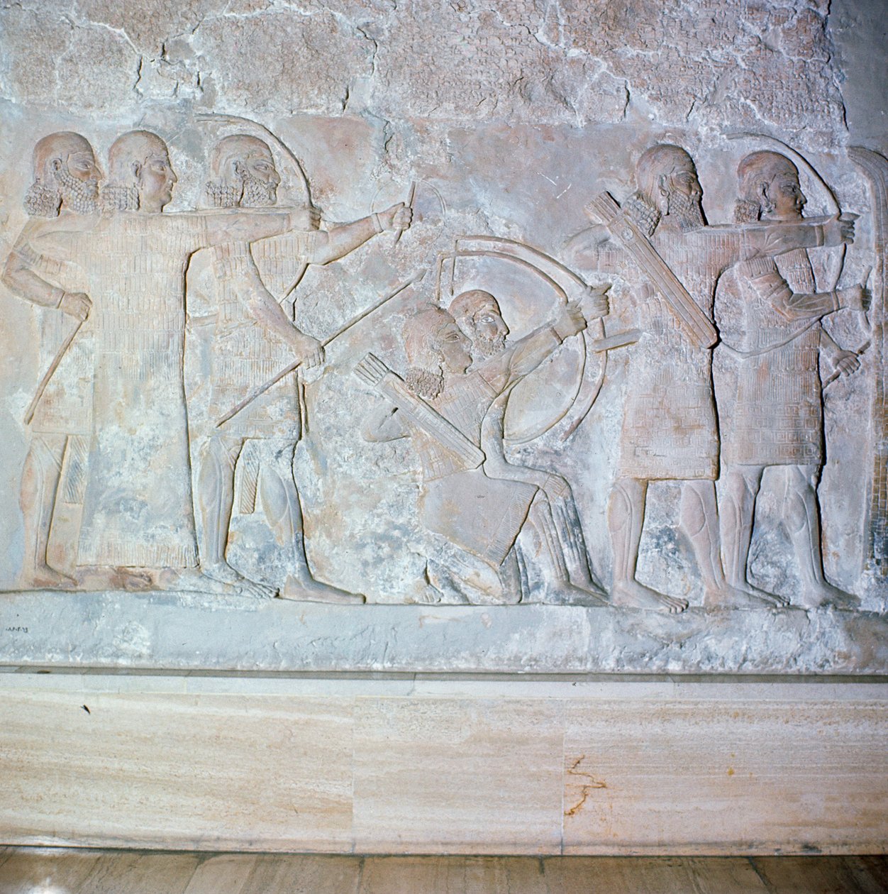 Relief mit Bogenschützen, aus dem Palast von Sargon II. in Khorsabad, Irak von Assyrian