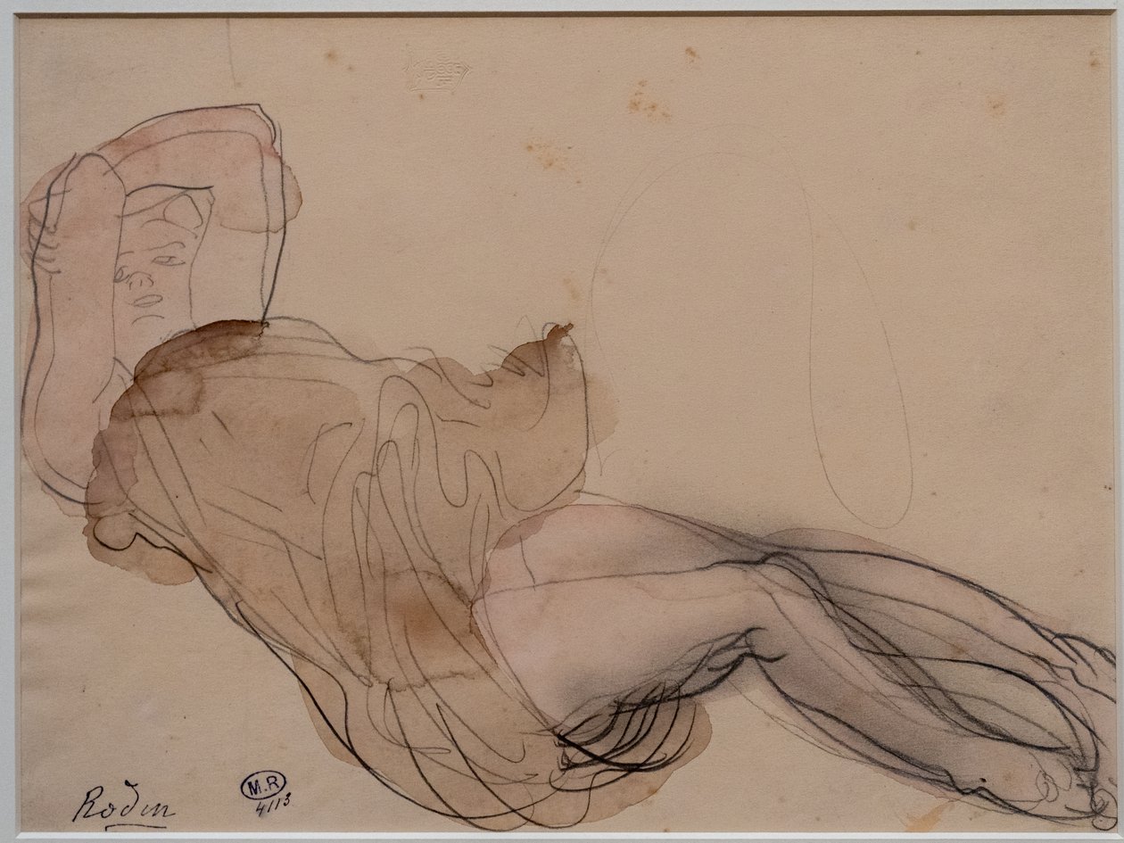 Frau liegend, halbnackt und mit verschränkten Armen hinter dem Kopf von Auguste Rodin