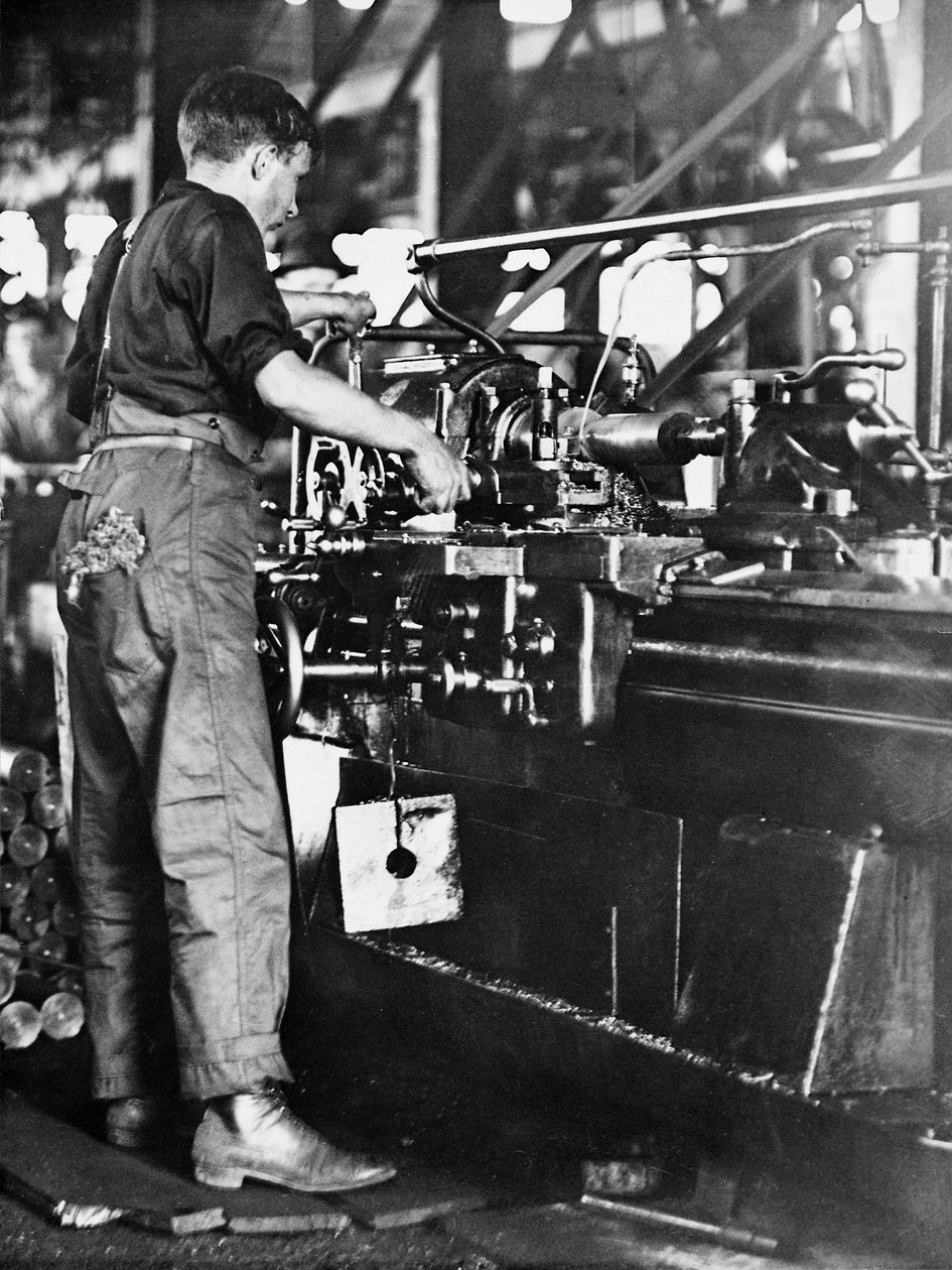 Ein Handwerker stellt Granathülsen in einer Walsh Island Mühle, Newcastle, New South Wales, ca. 1916 her von Australian Photographer