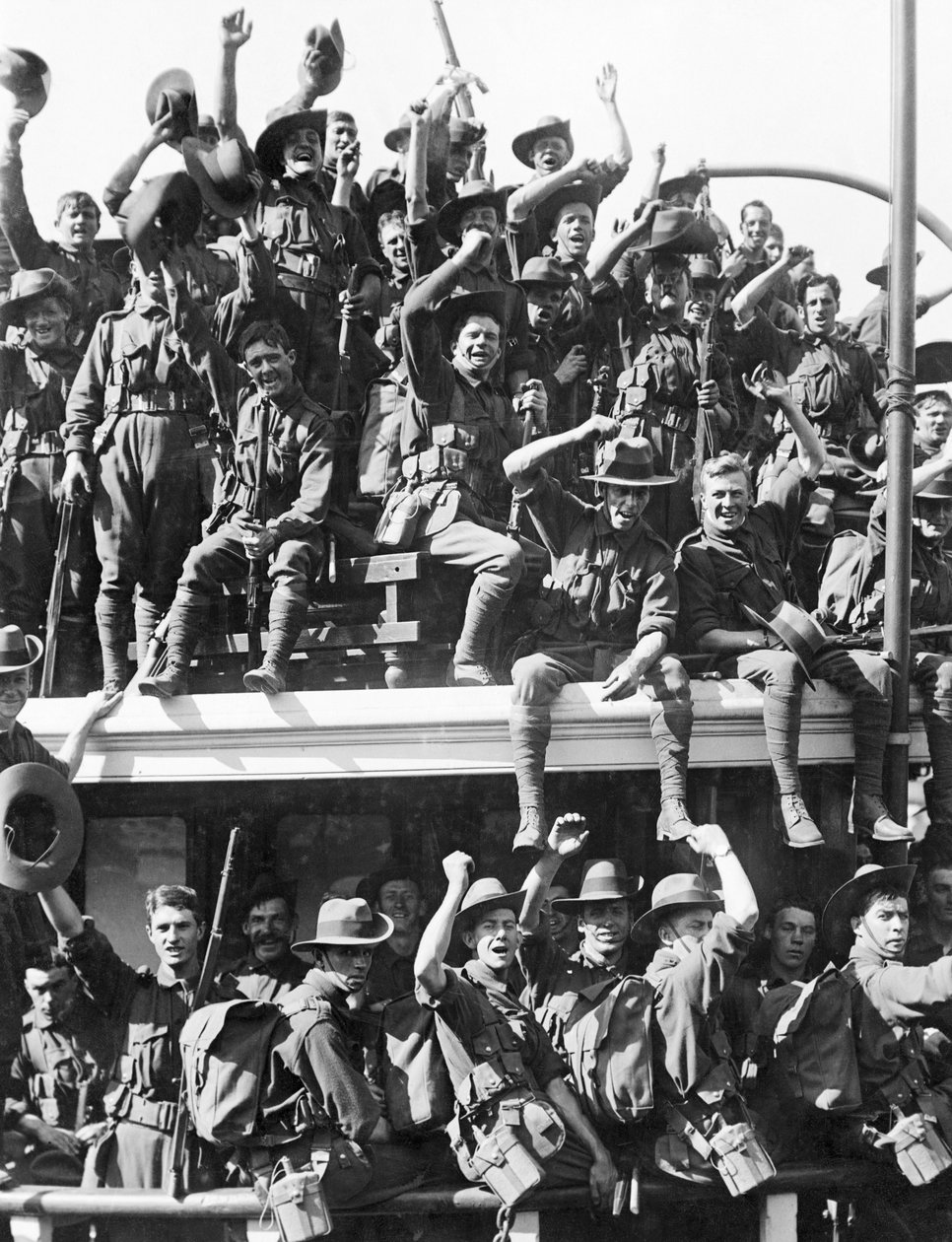 Einschiffung der Australian Naval and Military Expeditionary Force (AN&MEF) nach Neuguinea, 19. August 1914 von Australian Photographer