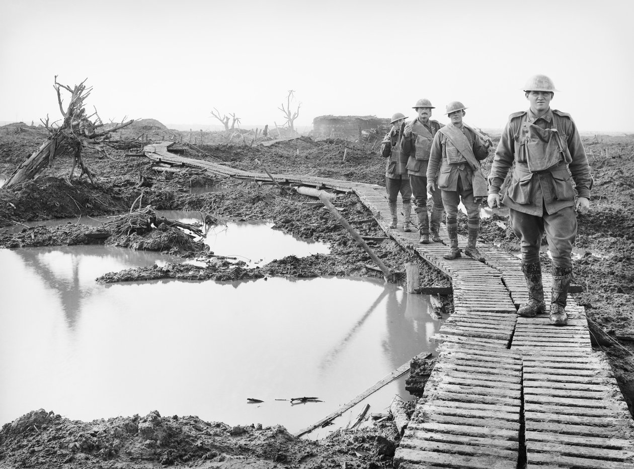 Vier australische Soldaten gehen den Duckboard-Weg in Tokio, in der Nähe von Zonnebeke, im Ypres-Sektor entlang, über einen Teil des Landes, das von den Australiern in den Kämpfen der Dritten Schlacht erobert wurde von Australian Photographer