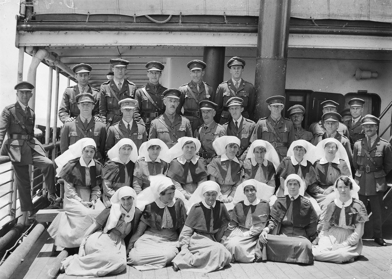 Gruppenporträt der leitenden Sanitätsoffiziere und des Personals an Bord der HMAT Wahehe während der Rückreise nach Australien, September 1919-Oktober 1919 von Australian Photographer