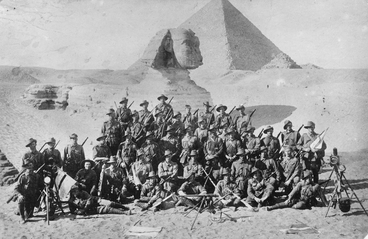 Informelles Gruppenporträt einer australischen Infanteriesignalschule vor der Sphinx und der Pyramide. Signalgeräte im Vordergrund, ca. 1915 von Australian Photographer