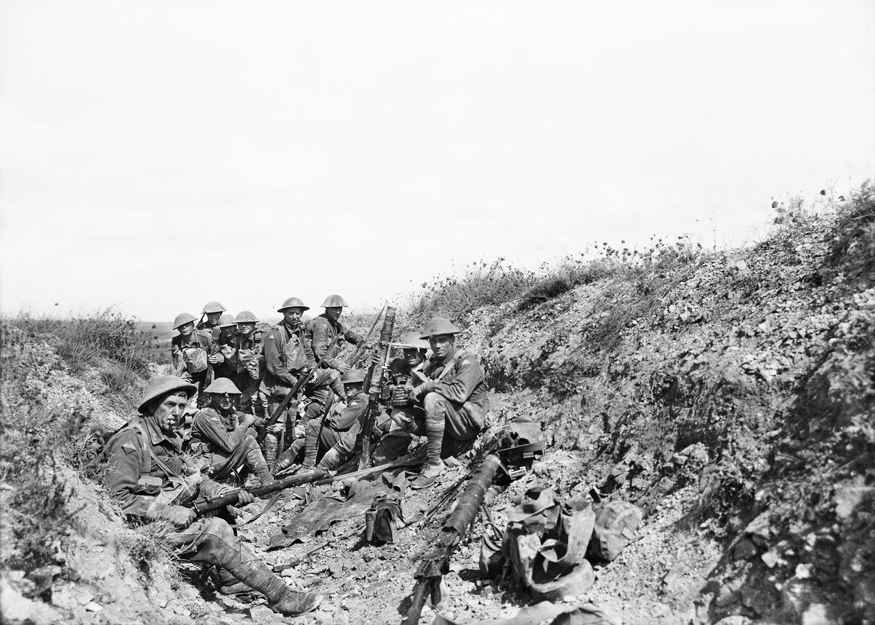 Leutnant A. V. Sedgwick MC und einige seiner Gruppe vom 24. Bataillon warten auf das Ende des Artilleriebeschusses auf Mont St Quentin, fotografiert wenige Minuten vor dem Verlassen des Grabens von Australian Photographer