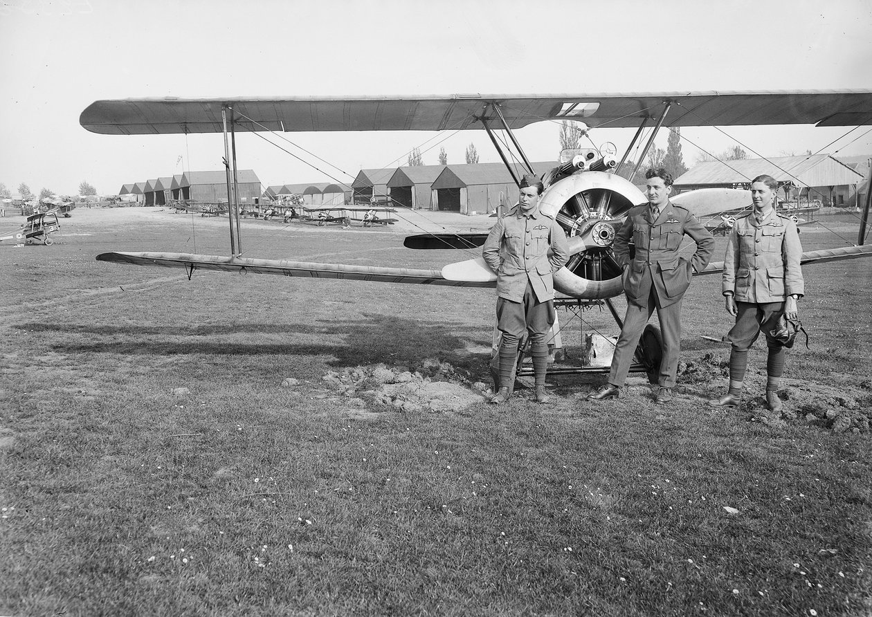 Leutnants Jack Henry Weingarth (links), Roy George Smallwood (Mitte) und Vincent George Sheppard von Nr. 4 Staffel, Australisches Fliegerkorps, vor einem der Sopwith Camel Flugzeuge der Staffel von Australian Photographer