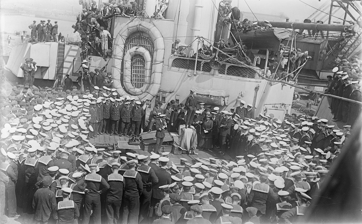 Seeleute drängen sich um den australischen Premierminister The Hon William Morris (Billy) Hughes, als er sie auf dem Deck der HMAS Australia in der Werft in Devon, England, anspricht, 21. Mai 1916 von Australian Photographer