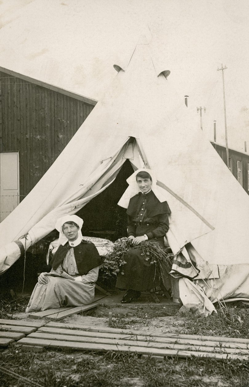 Schwester Eleanor Wibmer Jeffries und Schwester Nellie Constance Morrice (rechts) vor ihrem Zelt im No 3 Australian General Hospital mit Blumen, die vom Ufer der Somme gepflückt wurden, ca. Juni 1917 (s/w Foto) von Australian Photographer