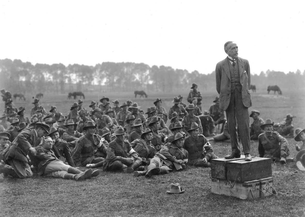Der ehrenwerte William Morris (Billy) Hughes, stehend auf einer Plattform aus vier Munitionskisten, spricht zu einer Versammlung des 5. Australischen Feldsanitätsdienstes in der Nähe von La Motte, etwa einen Kilometer von Australian Photographer