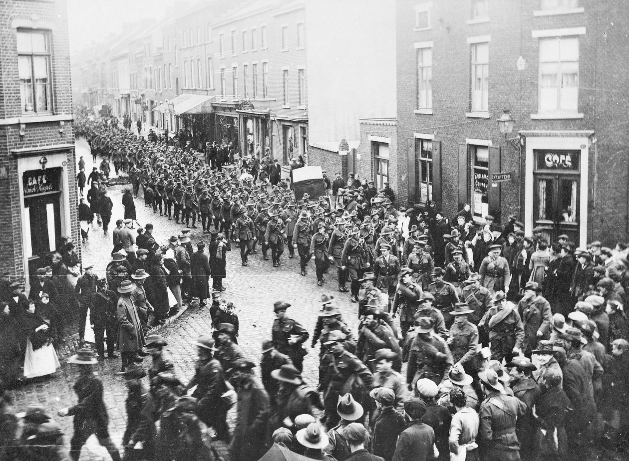 Das letzte Kontingent der 1. Division Artillerie, AIF, verlässt die Stadt, um in Charleroi den Zug nach Hause zu besteigen, Chatelineau, Belgien, 26. November 1919 von Australian Photographer