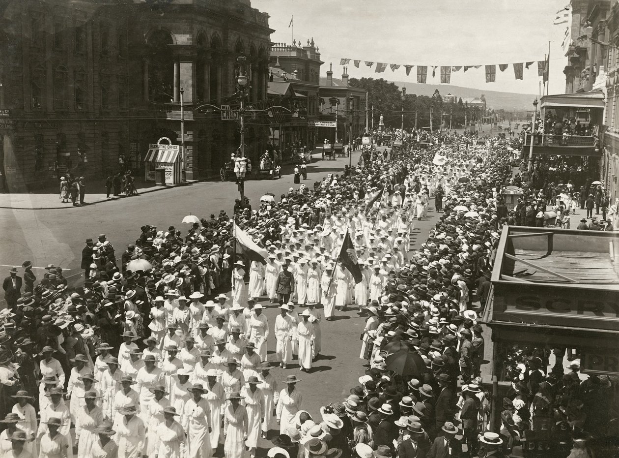 Frauen halten einen Friedensmarsch auf der King William Street, Adelaide, South Australia, November 1918 von Australian Photographer