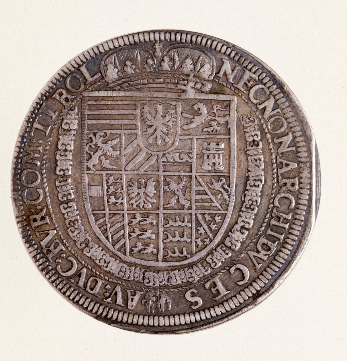 Silbermünze (Taler) aus Tirol: Regierungszeit von Kaiser Rudolf II (1552-1612). Durchm. 4 cm Neapel, Nationales Archäologisches Museum von Austrian School