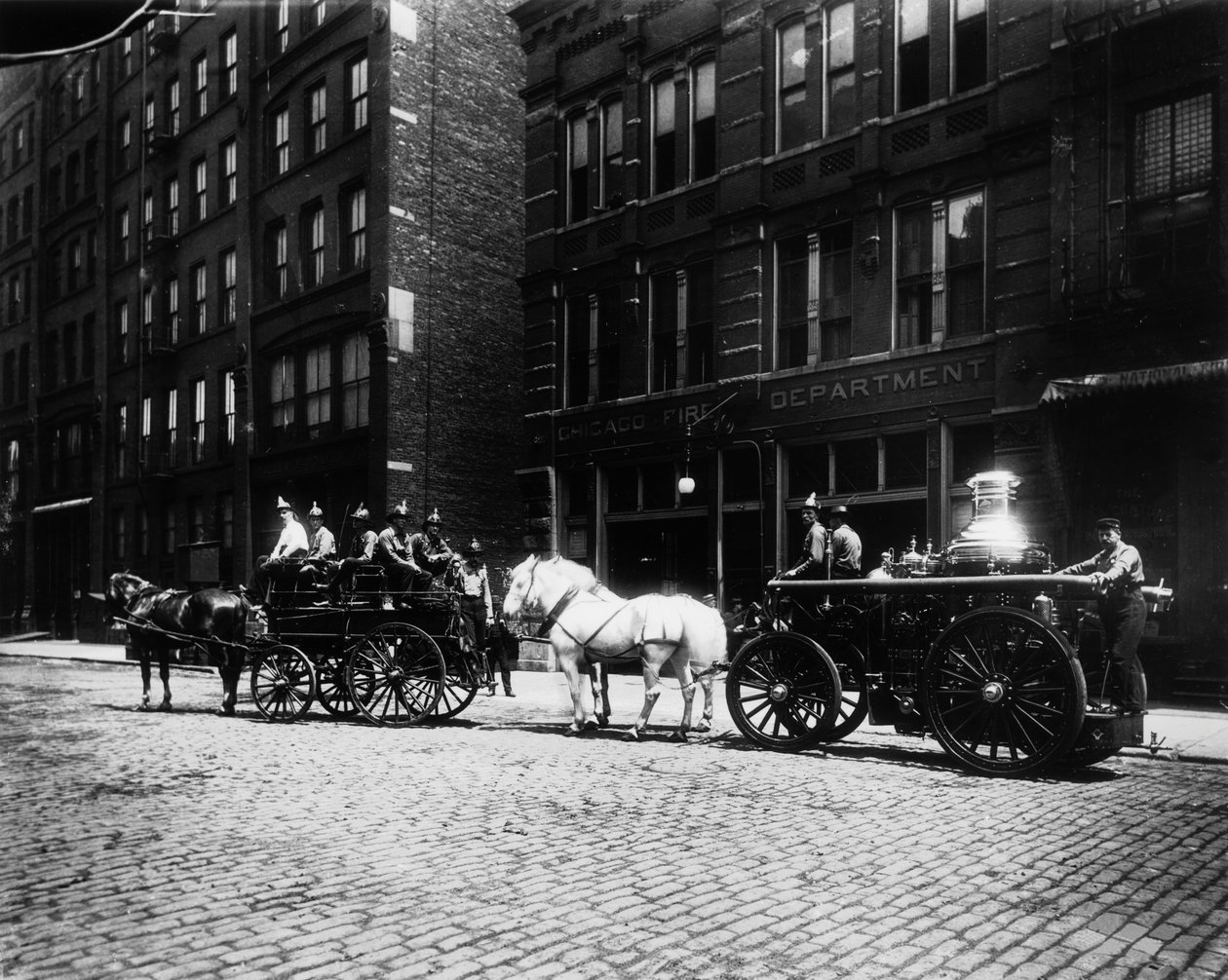 Feuerwehrautos vor dem Feuerwehrhaus Nr. 40, Chicago, Illinois, USA, ca. 1905 (s/w Foto) von Barnes and Crosby