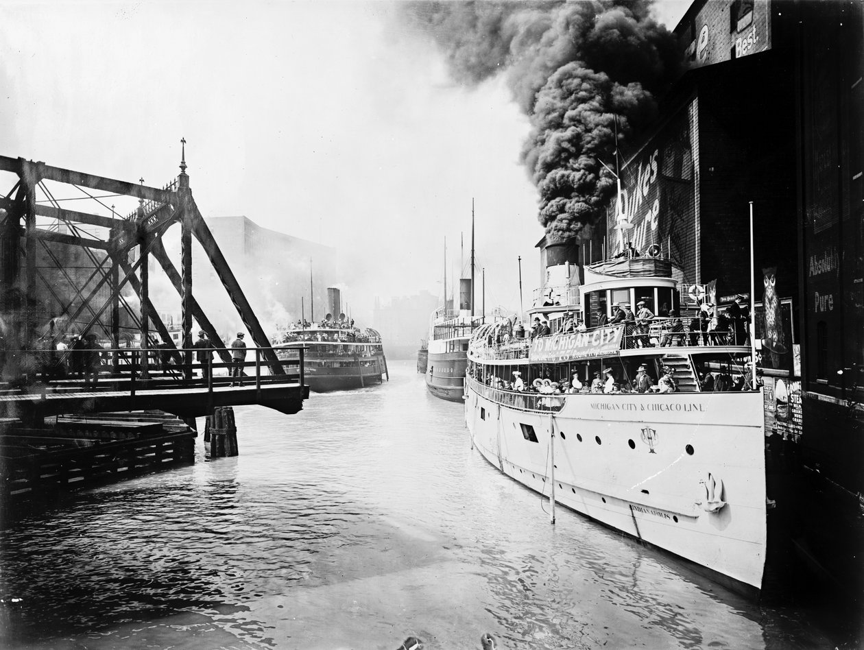 Passagierschiffe im Chicago River, Chicago, Illinois, USA, ca. 1905 von Barnes and Crosby