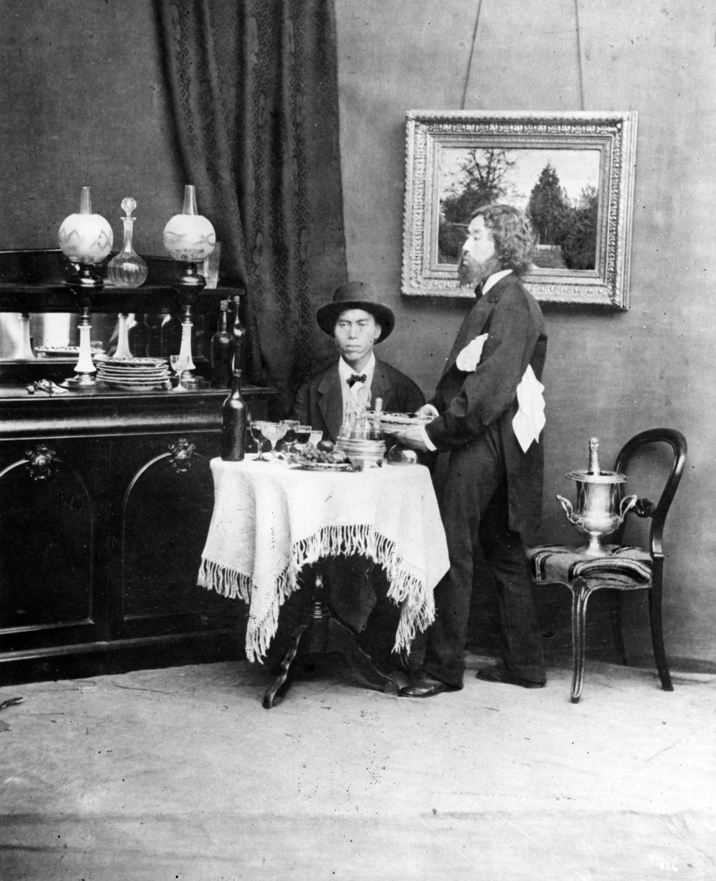 Japanischer Diner und Kellner in westlicher Kleidung, ca. 1879 von Baron Raimund von Stillfried