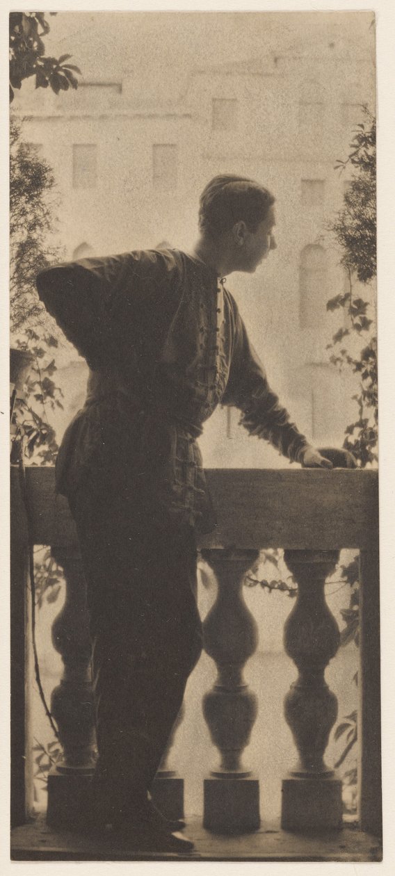Selbstporträt / Adolf de Meyer auf dem Balkon des Palazzo Balbi-Valier, Venedig, Italien von Baron Adolf De Meyer
