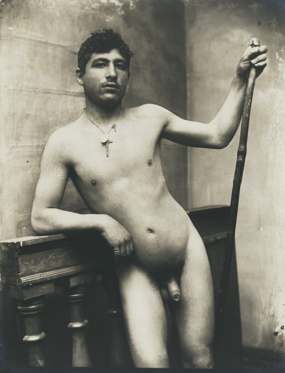 [Nackter Mann mit Stab und Kreuzkette] von Baron Wilhelm von Gloeden