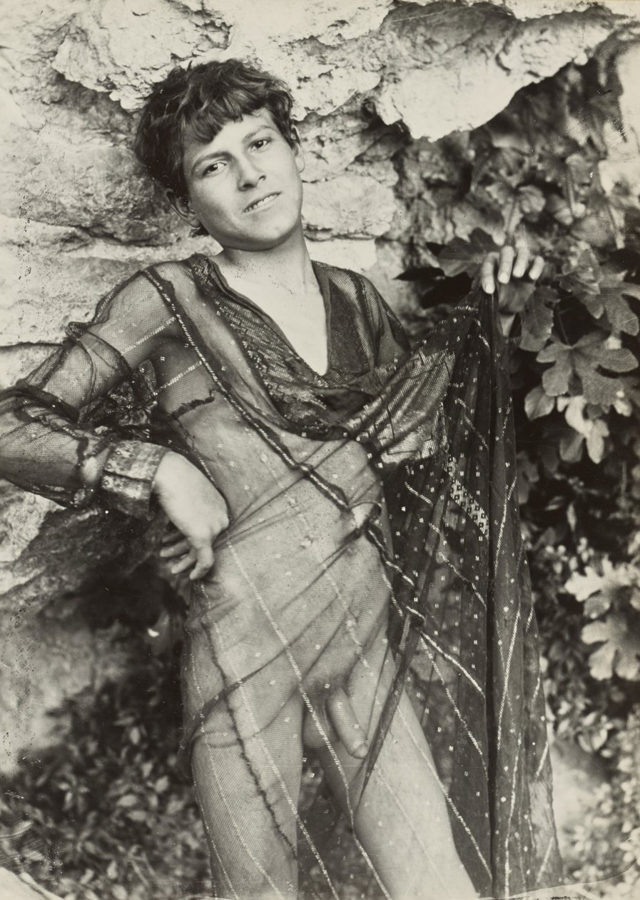 Nackter Jüngling in einem transparenten Kleid von Baron Wilhelm von Gloeden