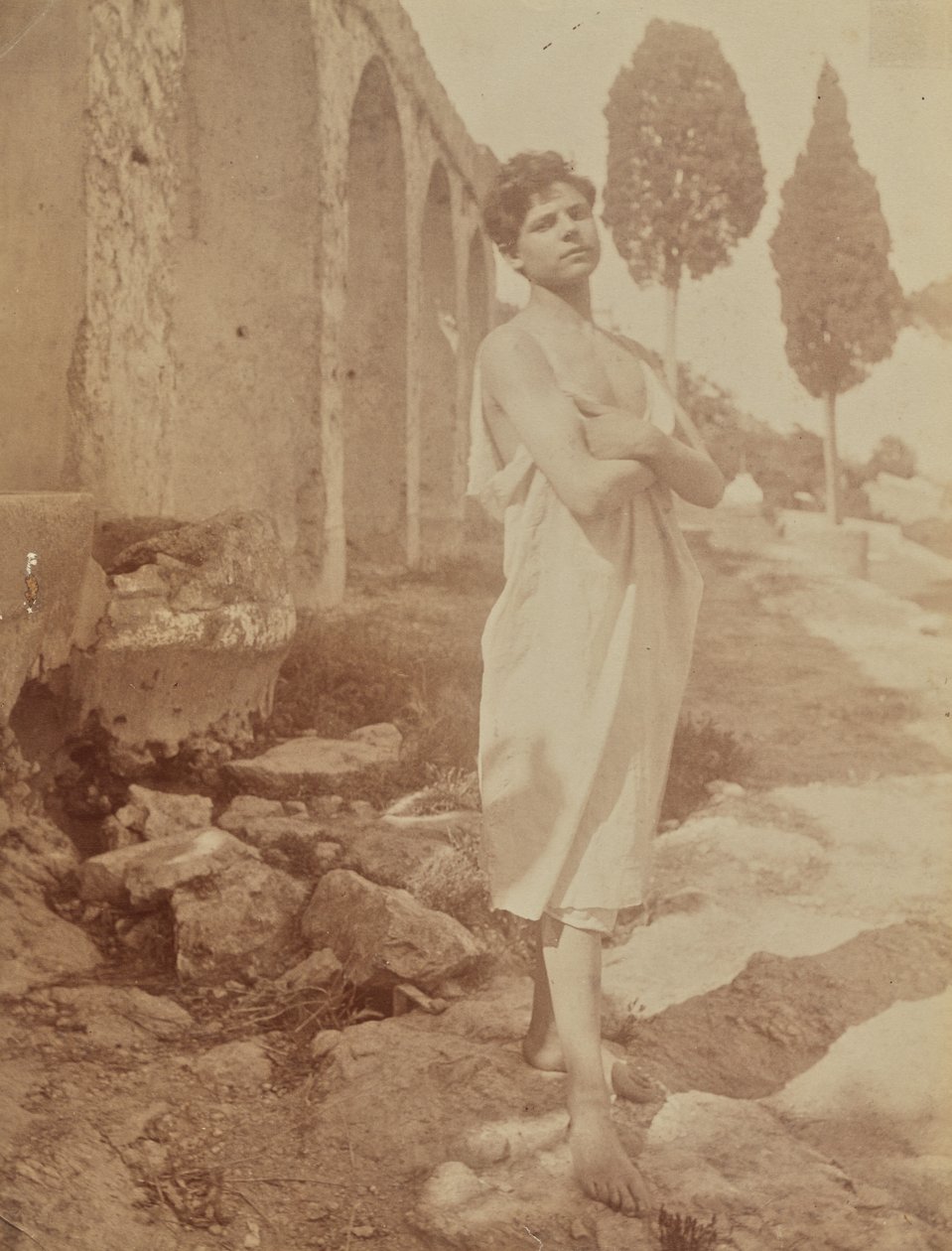 [Junger Mann, im griechischen Theater posierend] von Baron Wilhelm von Gloeden