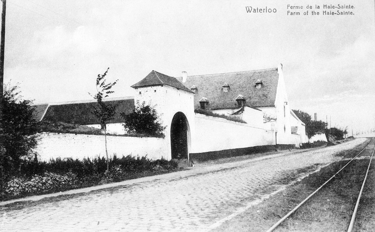 Der Bauernhof La Haye-Sainte, an der Straße von Charleroi nach Brüssel und ein wichtiger strategischer Ort für Wellington während der Schlacht von Waterloo, Gedenkpostkarte, ca. 1912 (Fotolitho) von Belgian Photographer