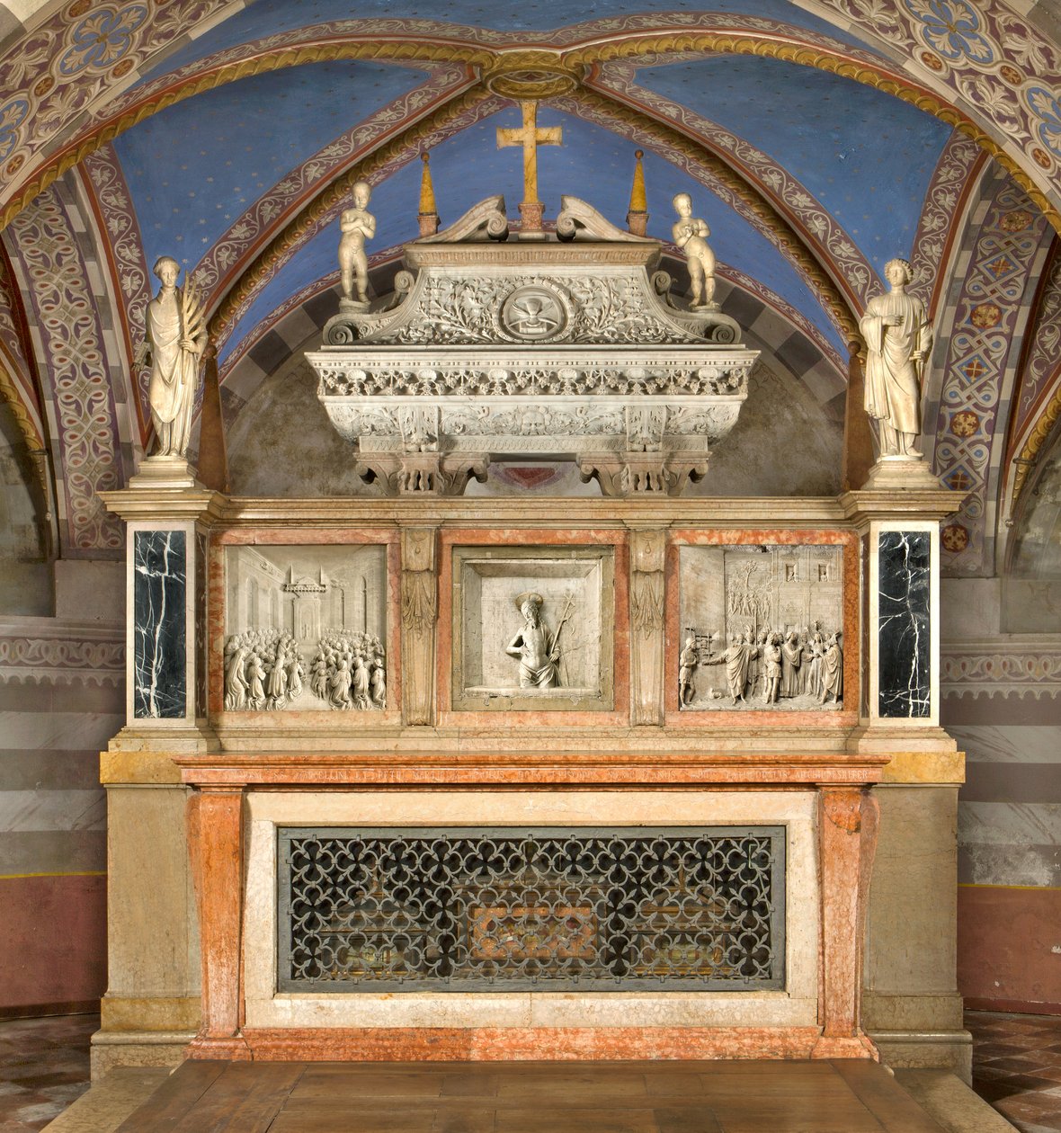Krypta, Hochaltar mit der Arche der Heiligen Marcellino und Peter Exorzist, Ausgeführt von Benedetto Briosco 1506-08, Rekonstruiert von Matteo Galletti 1609 von Benedetto Briosco