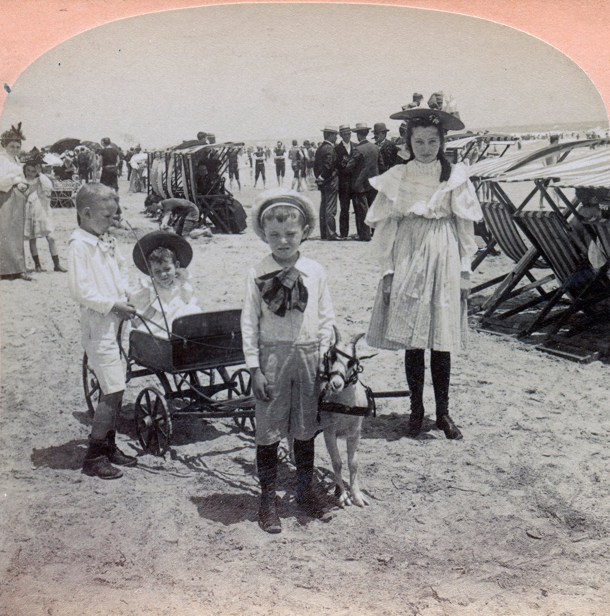 USA, Atlantic City: Kinder spielen am Strand von Atlantic City von Benjamin West Kilburn