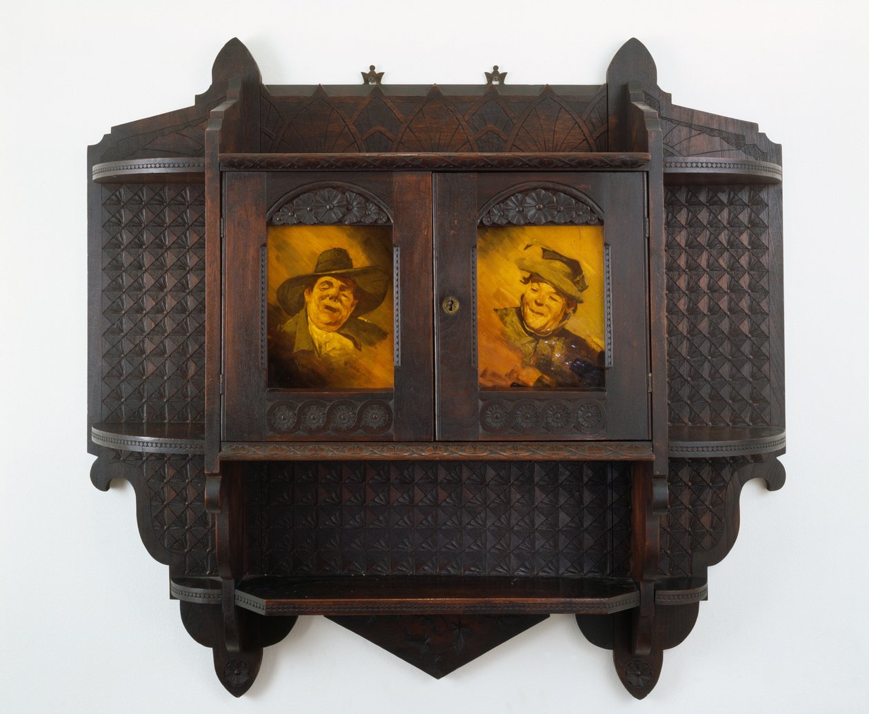 Hängeschrank mit Keramikplatten, Schnitzerei zugeschrieben Mary Madeline Nourse, Platten zu Artus van Briggle (1869-1904) 1887-99 von Benn attr.to Pitman