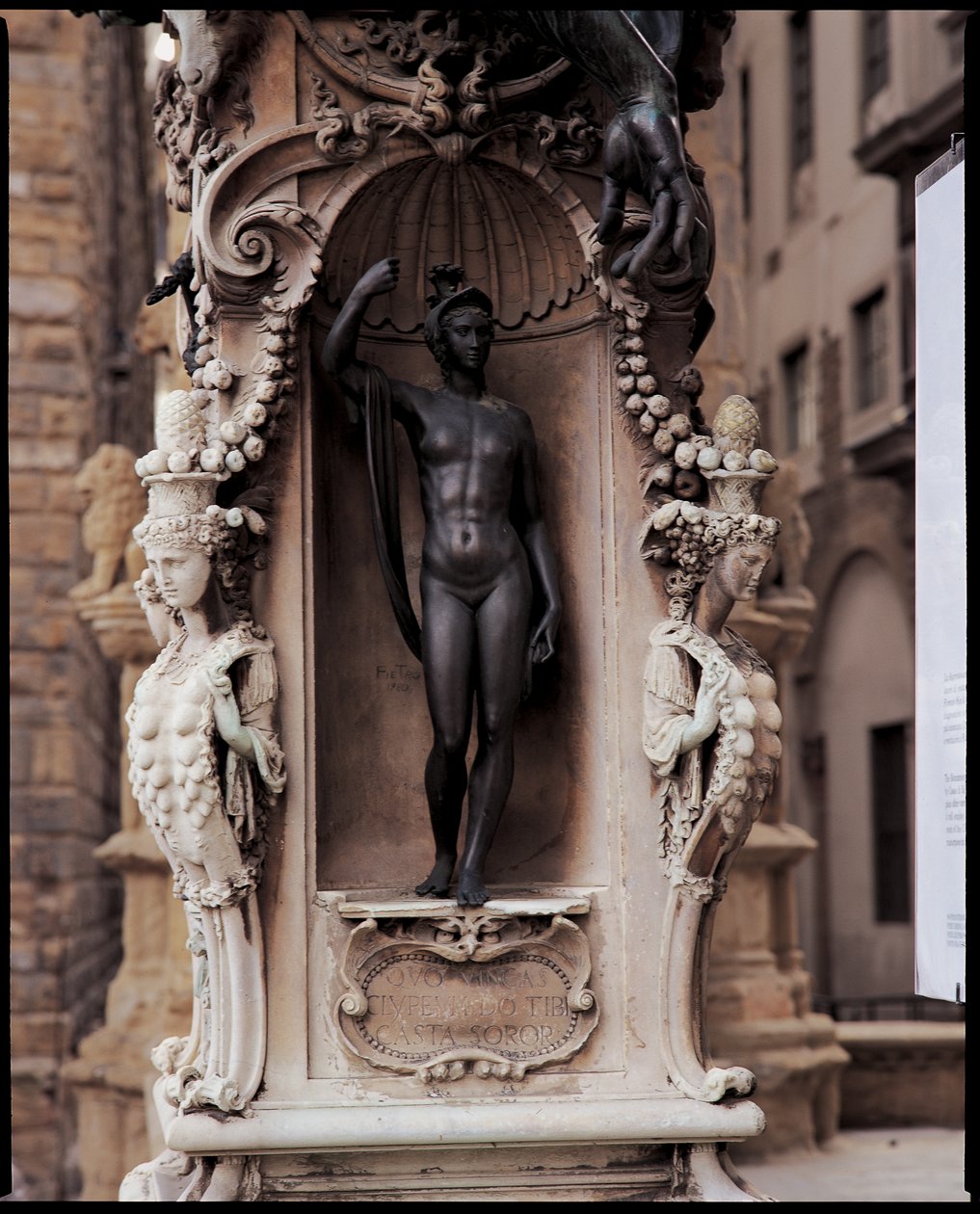Minerva, von der Basis einer Skulptur von Perseus mit dem Haupt der Medusa (Detail) von Benvenuto Cellini