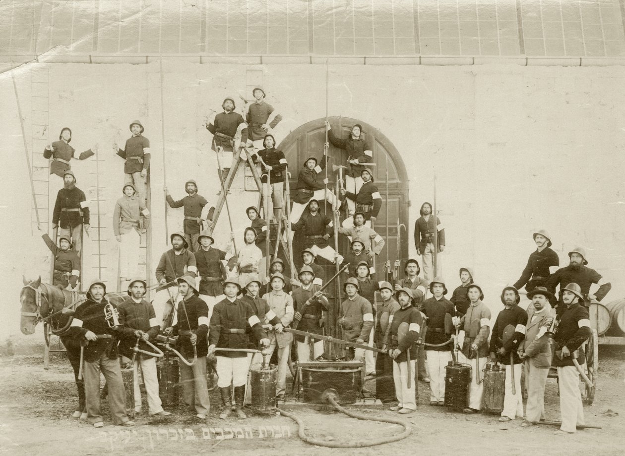 Eine Gruppe von Feuerwehrleuten in Zichron Yaacov, ca. 1898-1900 von Bernard Edelstein