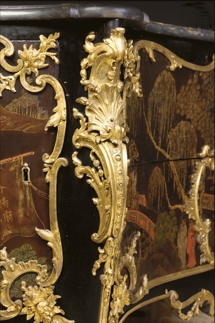 Louis XV Kommode, ca. 1740 (mit Ormolu montiertes chinesisches Schwarz, Polychrom & Goldlack, Serpentin, Marmor und Vernis) von Bernard van Risamburgh