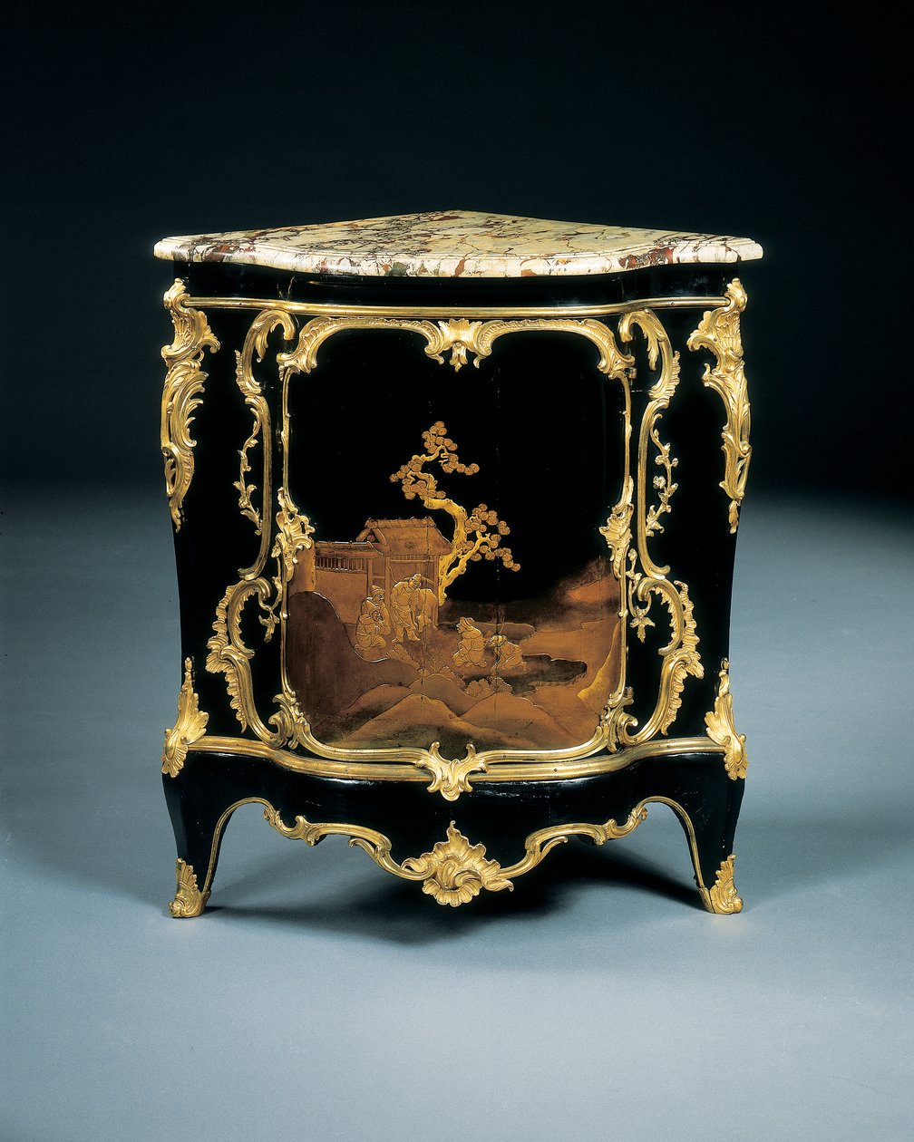 Eines von einem Paar Louis XV Encoignures, ca. 1750 von Bernard van Risenburgh II