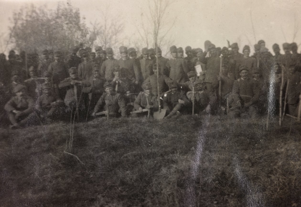 Album des Ersten Weltkriegs in Friaul-Julisch Venetien: Gruppenporträt der Soldaten der Infanterie 112.mo mit Spaten am Fluss Tower von Bourbon Del Monte