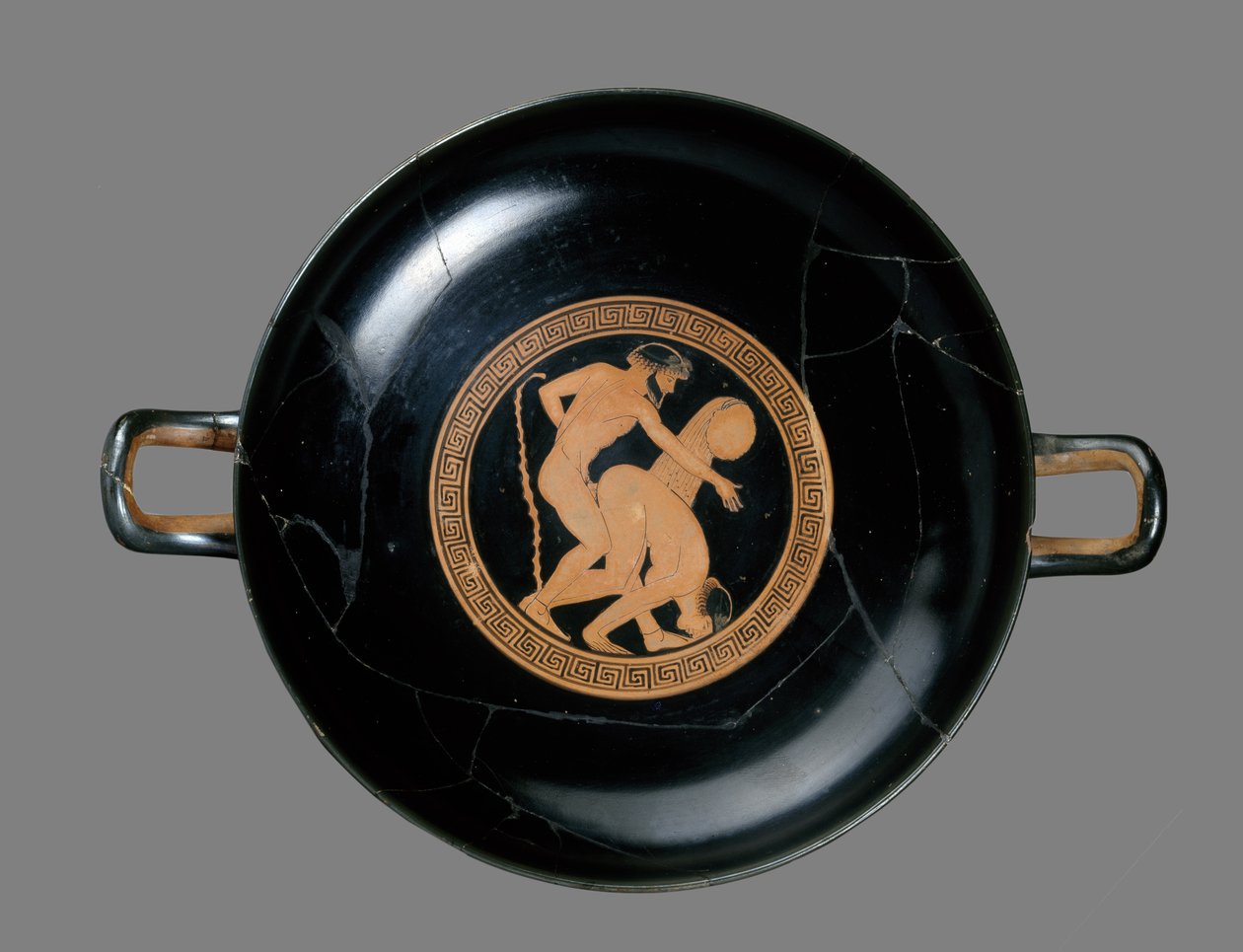 Rotfigurige Kylix, die einen Mann und eine Frau beim Liebesspiel zeigt von Briseis Painter