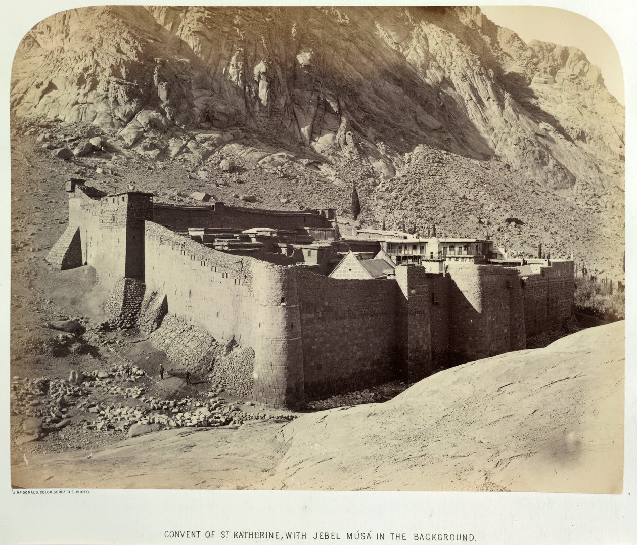Kloster St. Katherine mit Jebel Mūsā im Hintergrund, aus der Vermessung der Sinai-Halbinsel von British Photographer