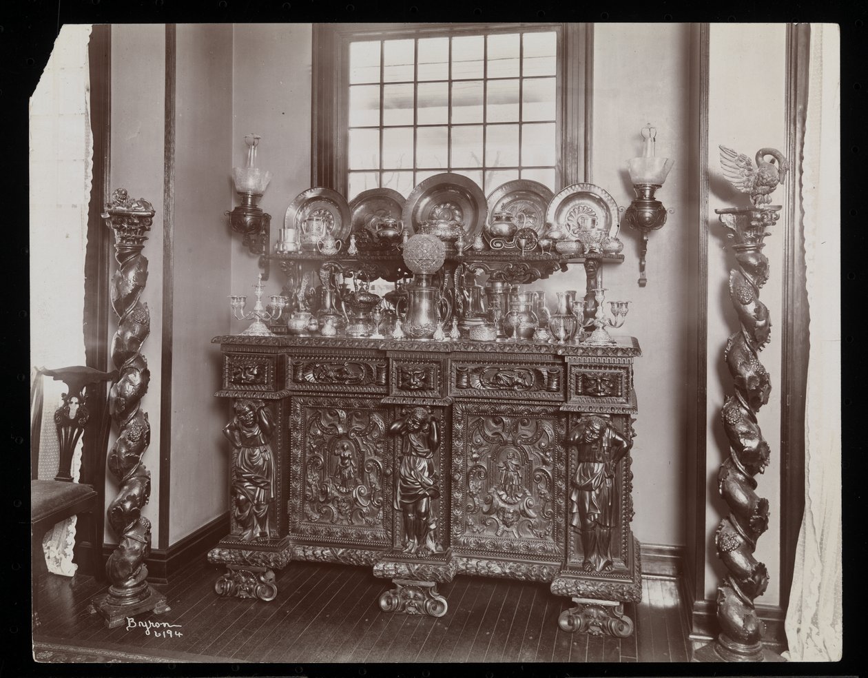 Ein überfülltes Sideboard im Westmoreland Davis Anwesen in Tuxedo Park, New York, 1899 von Byron Company