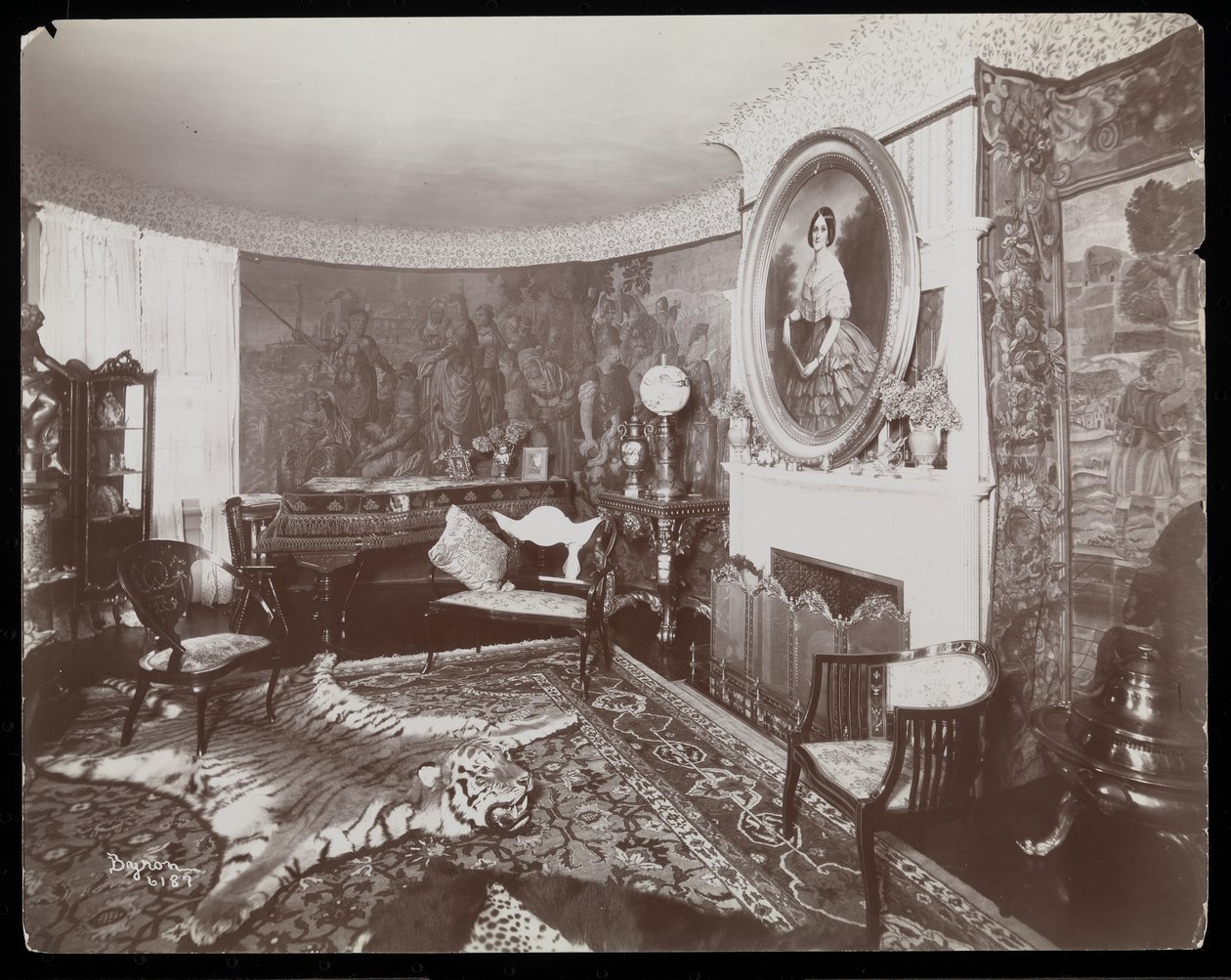 Ein Zimmer im Westmoreland Davis Anwesen in Tuxedo Park, New York, 1899 von Byron Company