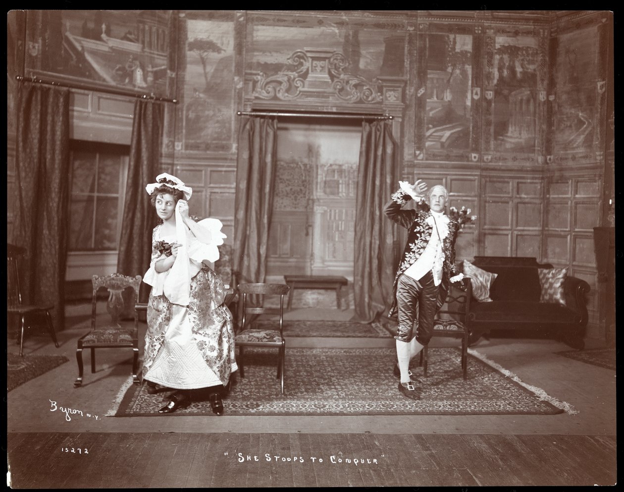 Eine Szene aus einer Amateurproduktion von She Stoops to Conquer von Byron Company
