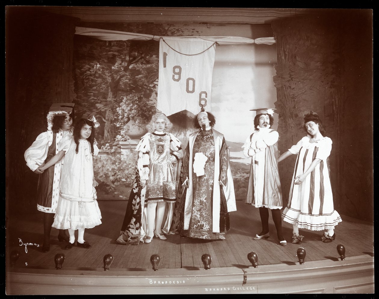 Eine Szene aus einer Amateur-Revue mit dem Titel Barnardesia, präsentiert am Barnard College, New York von Byron Company