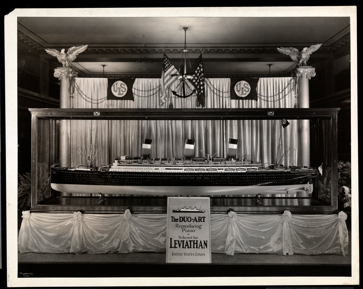 Ein Schaufenster der Aeolian Company, 29 West 42nd Street, New York (Silbergelatineabzug) von Byron Company