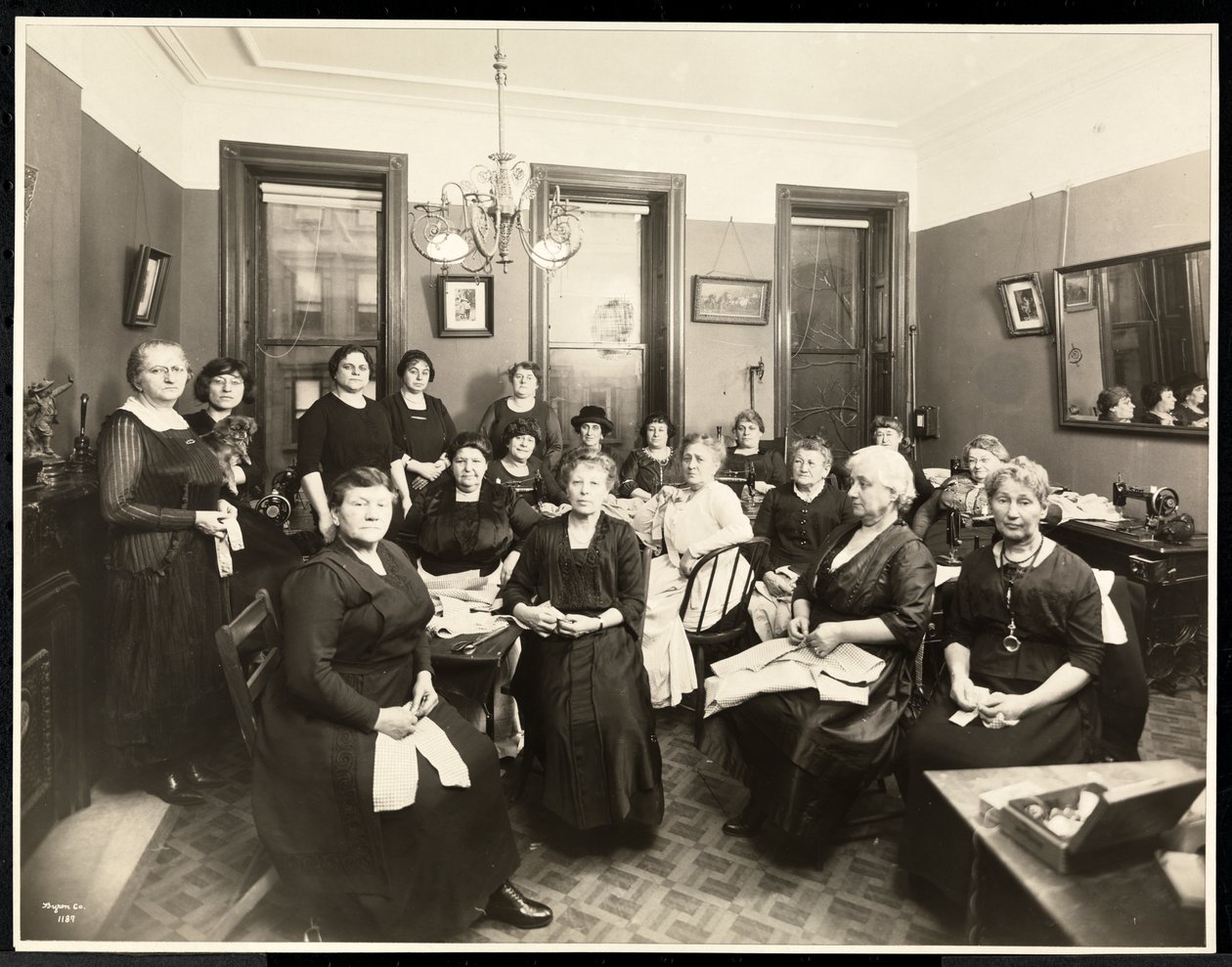 Ein Nähkreis von Frauen in der 157 East 94th Street, Upper East Side, New York, 1920 von Byron Company