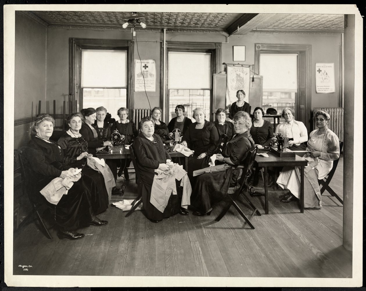 Ein Nähkreis von Frauen bei der Amelia Relief Society, 115 East 101st Street, East Harlem, New York, 1920 (Silbergelatineabzug) von Byron Company