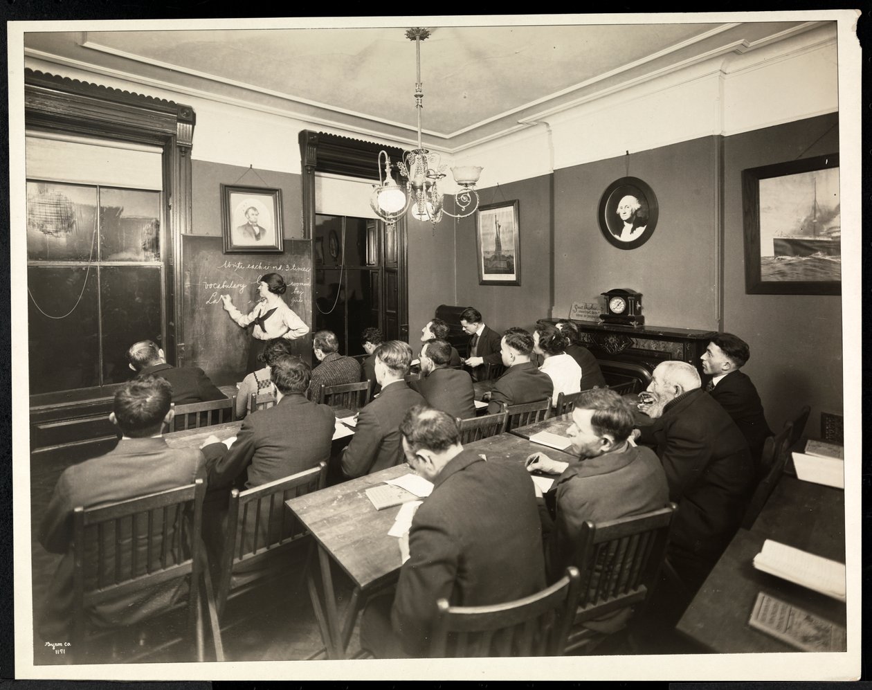 Amerikanisierungsklasse in der Rodeph Sholom Sisterhood, 157 East 94th Street, New York, 1920 (Silbergelatineabzug) von Byron Company