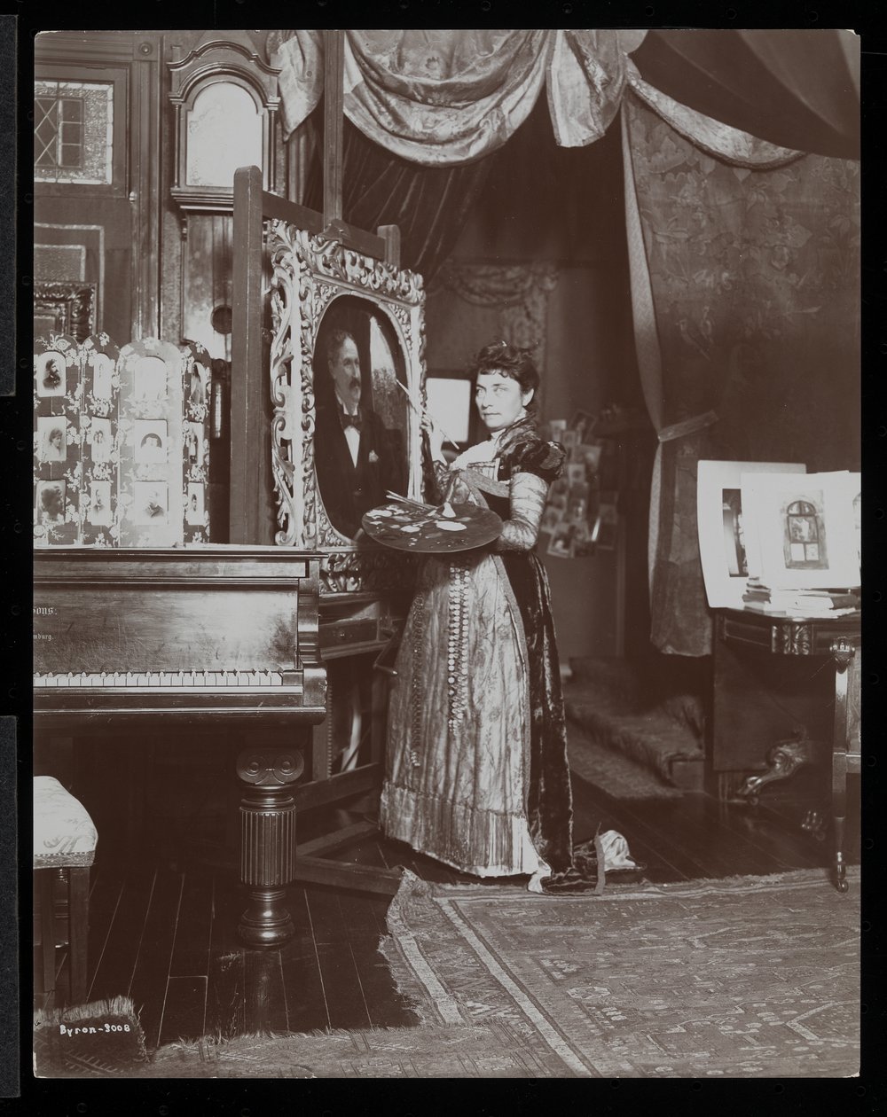 Künstlerin Mary Tillinghast malt ein Porträt in ihrem Studio, New York, um 1897 von Byron Company