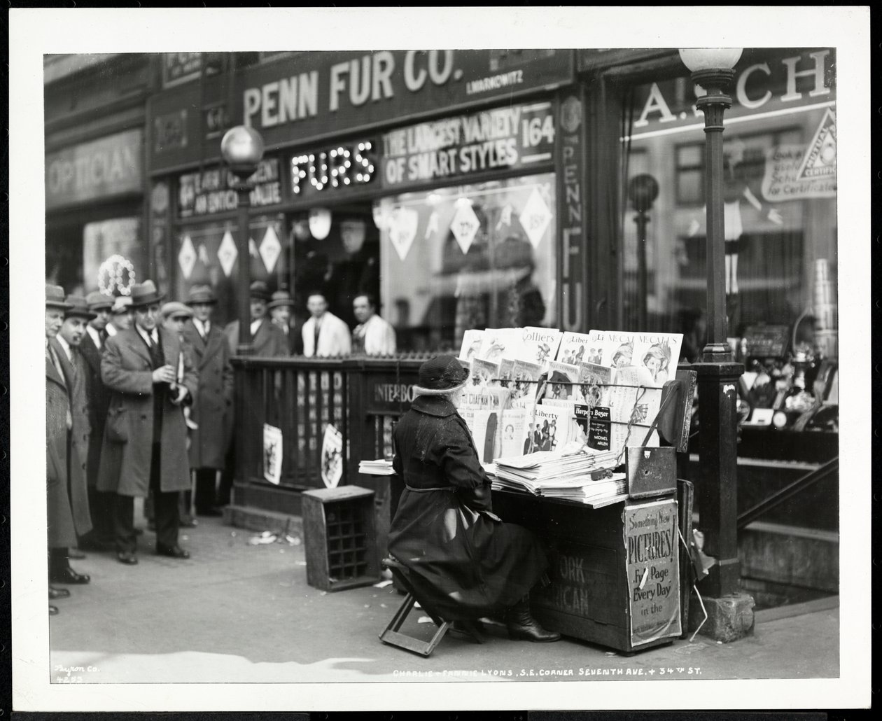 Blinder Zeitungsverkäufer, Aaron Weintraub, an seinem Stand an der südöstlichen Ecke der 7th Avenue und 32nd Street, New York, 1926 von Byron Company