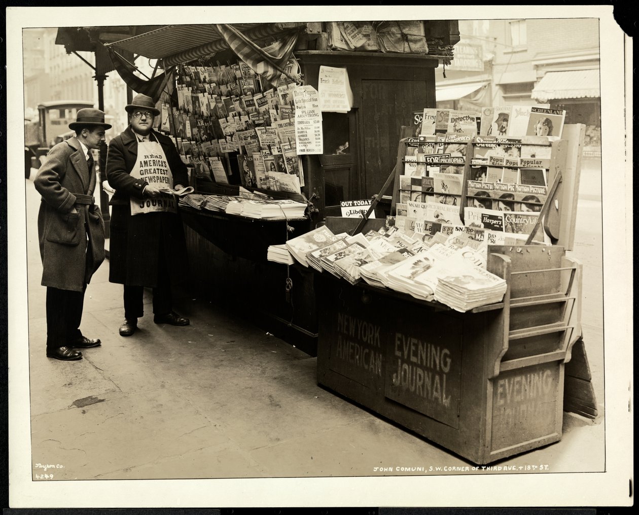 Blinder Zeitungsverkäufer, John Comuni, an seinem Stand an der 3rd Avenue und 18th Street, New York, 1926 von Byron Company
