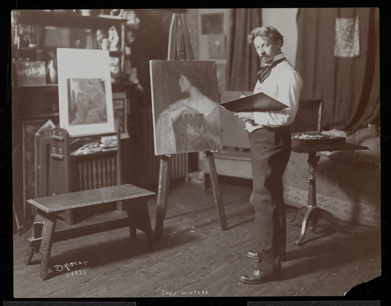 Charles Winter malt in seinem Atelier, New York, 1907 von Byron Company