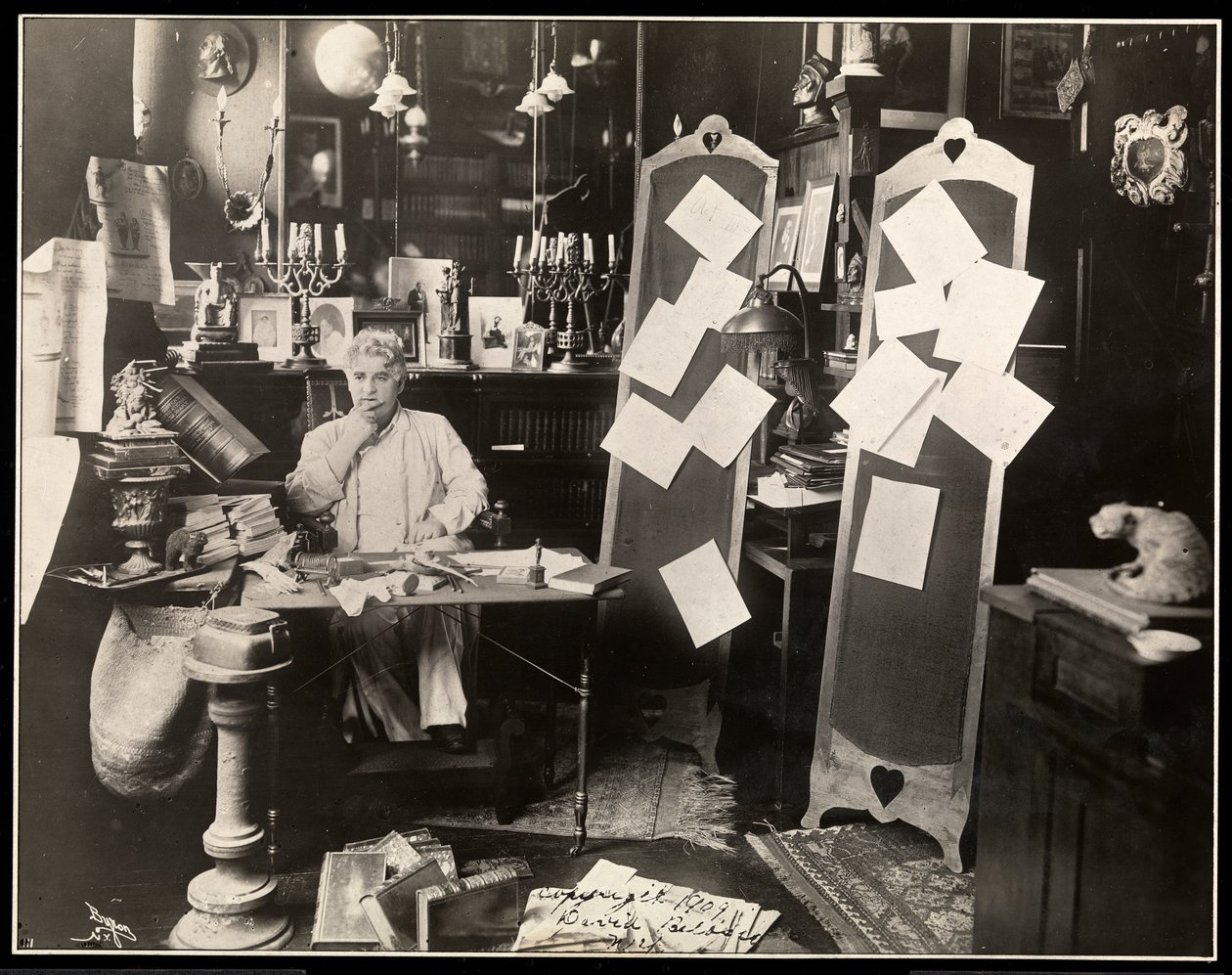 David Belasco in seinem Arbeitszimmer in New York, nach 1909 von Byron Company