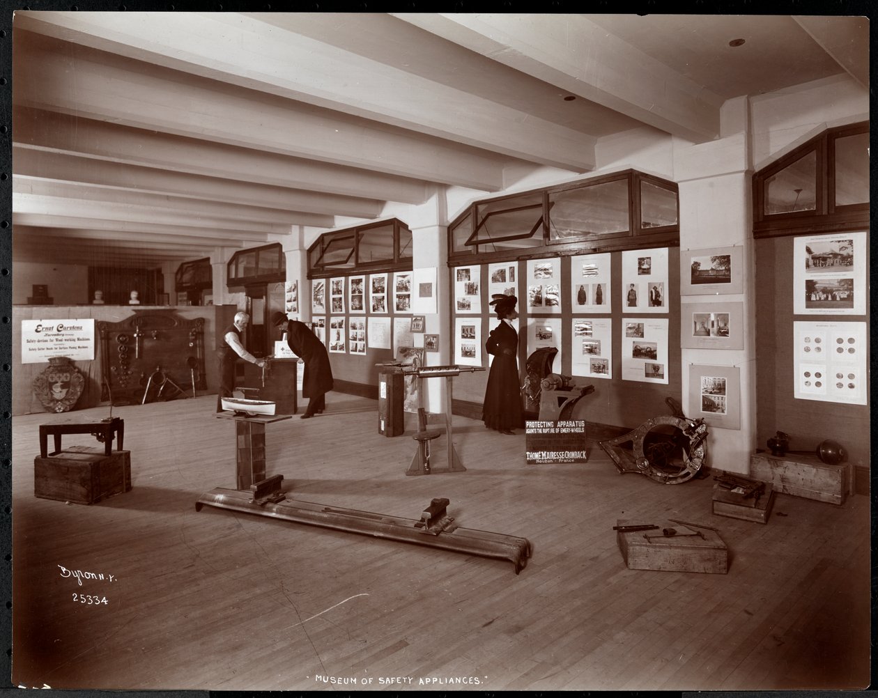 Ausstellung des Museums für Sicherheitsvorrichtungen des American Institute of Social Service, New York, 1907 von Byron Company
