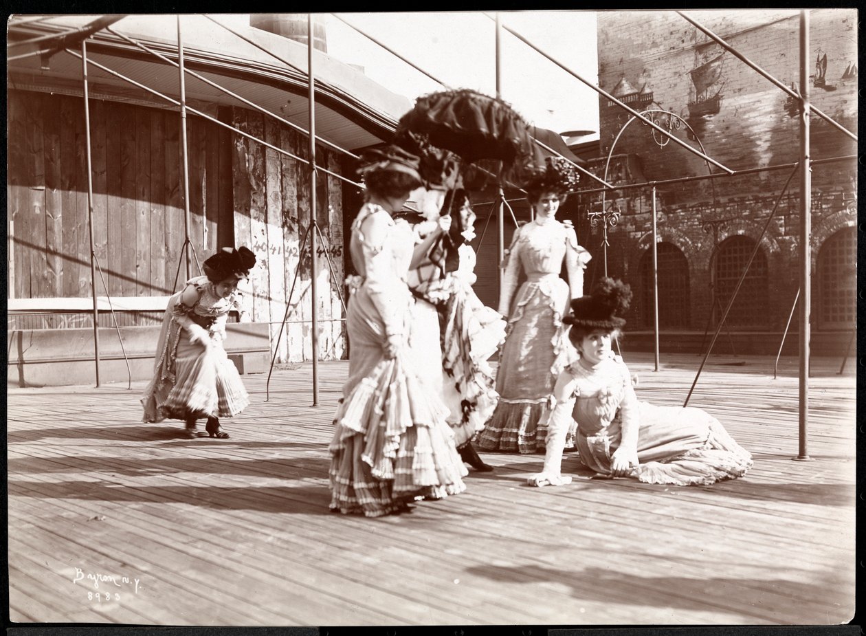 Fünf Schauspielerinnen in Kostümen proben auf dem Dach des wahrscheinlich New York Theatre, New York, 1900 von Byron Company